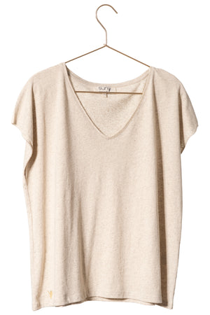 Tee shirt femme oversize col V encolure V manche courte coupé bord franc pour un look rock en lin et coton upcyclé et éco responsable beige chiné