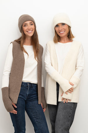 Gilet sans manche en laine upcyclée taupe et écru – Suny avec bonnet et mitaines assortis