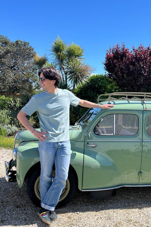 Tee-shirt basique homme manche courte coupe droite, col rond avec double surpiqûre à l’encolure, coton lourd biologique certifié GOTS molleton vert sauge