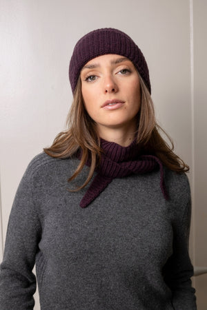 Bonnet HARPER bordeaux chiné en laine italienne upcyclée avec maille côtelée et large revers Suny idéale en combo avec la sophie scarf Jules