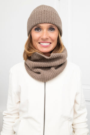 Femme portant le col Holy en laine taupe, assorti au bonnet Harper, tricoté en côtes