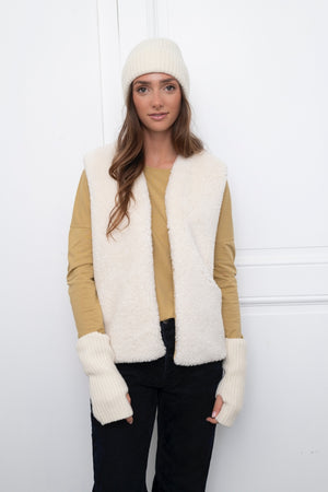 Mitaines en laine écru caresse Huguette portées avec le bonnet Harper – look cocooning Suny