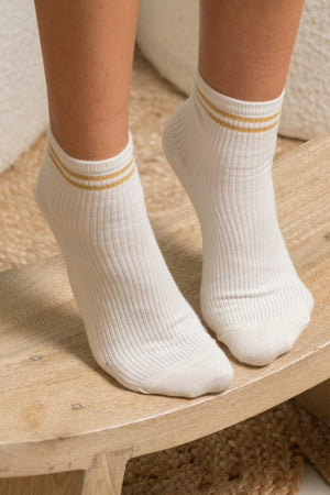 Chaussettes Ginette en coton bio écru, hauteur 10,5 cm, avec deux bandes dorées pailletées et broderie Suny sous le pied