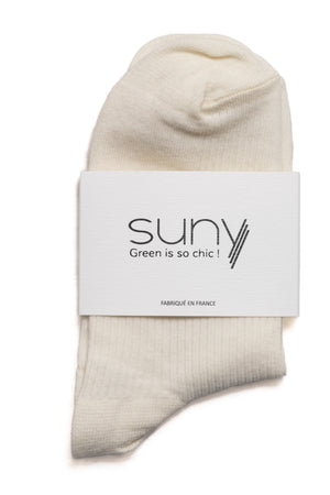 Chaussettes Ginette en coton bio écru, hauteur 10,5 cm, avec deux bandes dorées pailletées et broderie Suny sous le pied