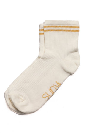Chaussettes Ginette en coton bio écru, hauteur 10,5 cm, avec deux bandes dorées pailletées et broderie Suny sous le pied