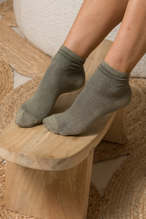 Chaussettes basses Ginette à paillettes, en coton gris kaki, fabriquée en France, hauteur 10,5 cm.