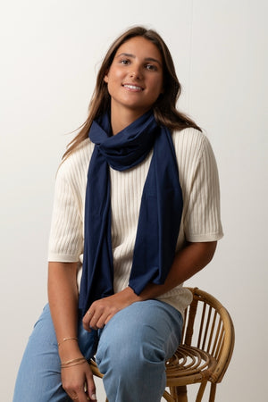 Chèche Iseult marine foncé Suny en coton bio certifié GOTS, porté autour du cou, coloris bleu profond