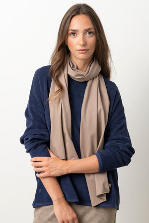 Chèche Iseult taupe Suny en coton bio certifié GOTS, porté autour du cou, coloris brun naturel