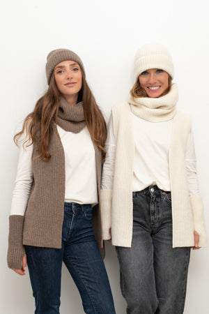 Gilet sans manche en laine upcyclée taupe et écru – Suny avec combo assorti bonnet, mitaine et col