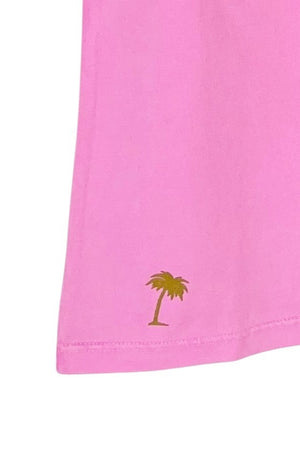 Zoom sur le jersey de coton bio du tee-shirt Relax V Suny rose fluo, doux et souple, avec une broderie palmier discrète.