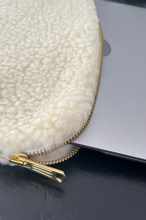 Housse d'ordinateur DENISE en moumoute upcyclé