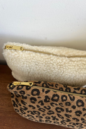 Petite Trousse DENISE fourre tout en éponge bouclette léopard havane et moumoute upcyclé