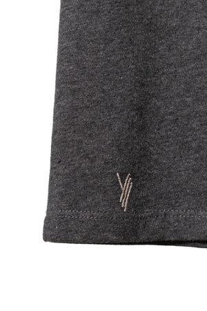 détail Tee shirt femme oversize col V encolure V manche courte coupé bord franc pour un look rock en coton jersey upcyclé et éco responsable anthracite chiné