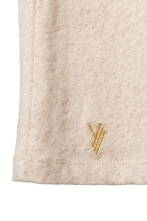 Détail Tee shirt femme oversize col V encolure V manche courte coupé bord franc pour un look rock en lin et coton upcyclé et éco responsable beige chiné