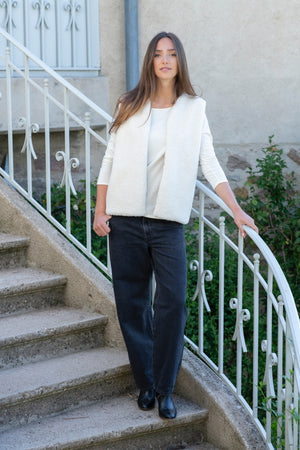 Look automne hiver avec le gilet sans manches Dakota Suny – coloris écru caresse