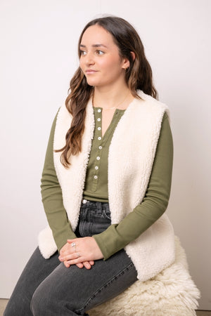 Look automne hiver avec le gilet sans manches Dakota Suny – coloris écru caresse