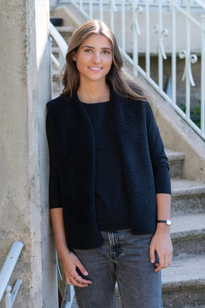 Look automne hiver avec gilet Suny noir réversible en velours et fausse fourrure