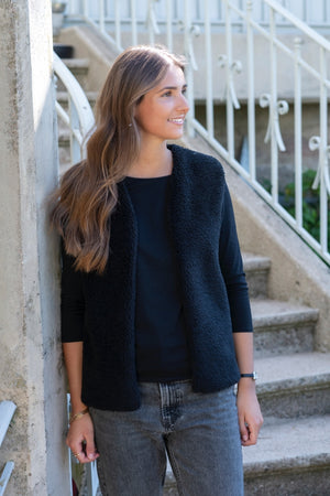 Look automne hiver avec gilet Suny noir réversible en velours et fausse fourrure