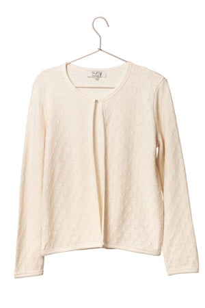 Gilet Gabrielle en coton upcyclé écru, maille ajourée, col rond, manches longues, coupe courte ajustée avec crochet de fermeture