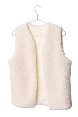 Look automne hiver avec le gilet sans manches Dakota Suny – coloris écru caresse