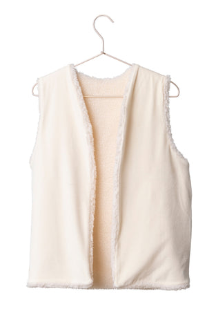 Look automne hiver avec le gilet sans manches Dakota Suny – coloris écru caresse