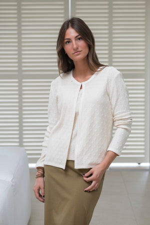 jupe longue marron en coton bio, droite, fendue sur le côté avec une ceinture plate élastiquée et twin set gilet gabrielle et débardeur gaya