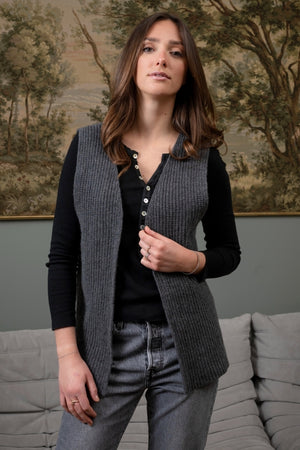 gilet gris foncé en laine sans manche pour femme