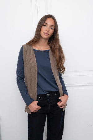 Gilet sans manche en laine upcyclée taupe et écru – Suny avec bonnet et mitaines assortis