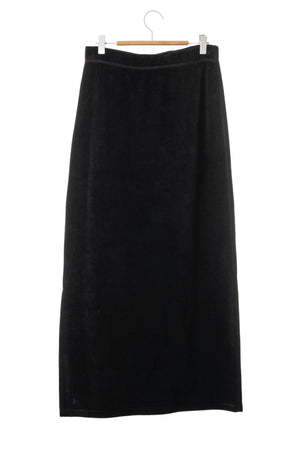 jupe GILDA noire en velours bio certifié GOTS – fente côté et coupe droite avec le blouson en velours bio suny