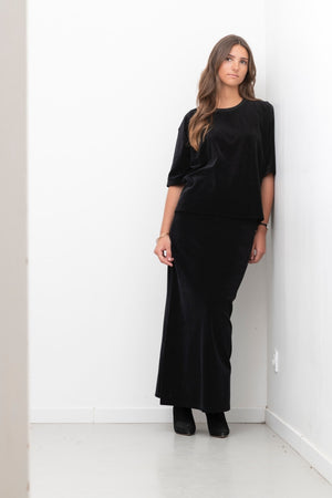 Jupe GILDA en velours noir noir – vue de face portée avec le tee-shirt HERMINE assorti