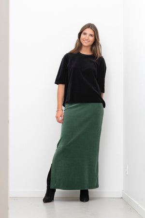 combo Jupe Gilda en velours bio vert d’hiver – coupe droite et fente côté, et tee shirt en velours manche 3/4 hermine look élégant et éco-responsable