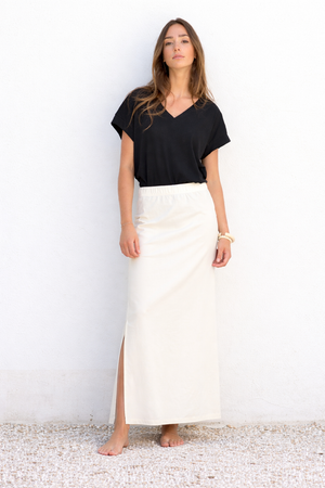Jupe Gilda beurre frais taille élastiquée coupe droite femme avec le tee shirt gloria noir