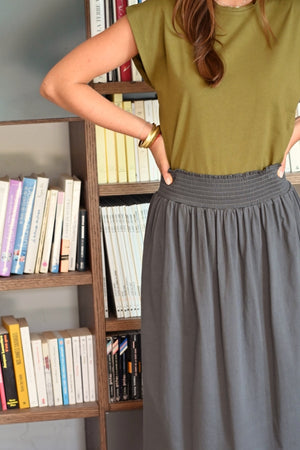 Jupe mi-longue femme fluide smock à la taille jupon smocké jersey de coton bio GOTS éco-responsable robe bustier robe de plage gris anthracite gris foncé charbon