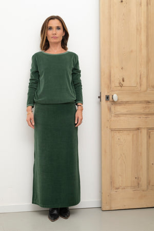Pull Georgia vert d’hiver en velours de coton bio GOTS, col évasé et coupe droite– élégant et doux, parfait en duo avec la jupe Gilda.