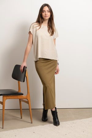 jupe longue marron en coton bio, droite, fendue sur le côté avec une ceinture plate élastiquée