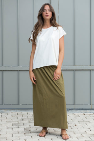 Tee shirt femme manche courte rock court et ample en coton bio GOTS éco responsable sans couture oversize col rond écru blanc cassé et Jupe longue femme fluide smock à la taille jupon smocké jersey de coton bio GOTS éco-responsable robe bustier robe de plage vert kaki