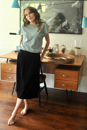 Jupe mi-longue femme fluide smock à la taille jupon smocké jersey de coton bio GOTS éco-responsable robe bustier robe de plage couleur noir, charbon, noir intense