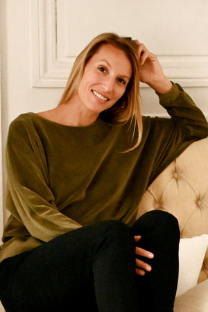 Pull pour femme manche chauve souris oversize col évasé, encolure bateau, col danseuse en velours lisse bio GOTS eco responsable kaki mousse vert kaki