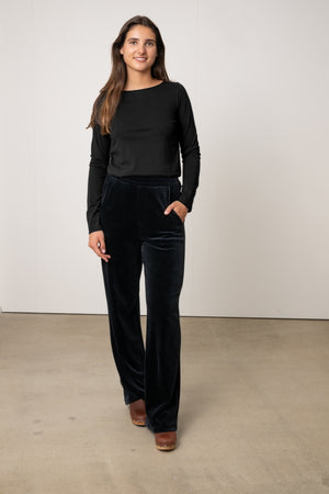 Pantalon JULIETTE noir en velours bio GOTS femme coupe droite large Suny et Tee-shirt JUNE noir noir femme manches longues en coton bio avec col évasé roulotté Suny