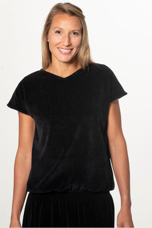 Tee shirt femme à manche courte forme ajustée droite et resserrée en bas de corps, col V Suny en velours bio GOTS et eco responsable noir