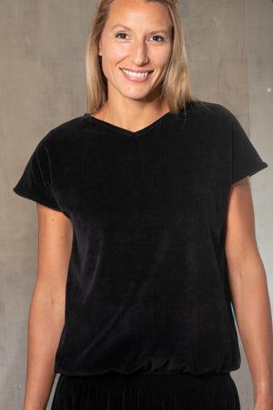 Tee shirt femme à manche courte forme ajustée droite et resserrée en bas de corps, col V Suny en velours bio GOTS et eco responsable noir