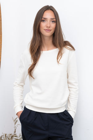 Pull en velours bio certifié GOTS couleur beurre frais – coupe droite, col rond évasé, manches longues – Suny