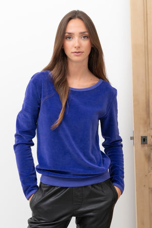 Pull Georgia en velours bio bleu outremer – col danseuse et coupe droite féminine