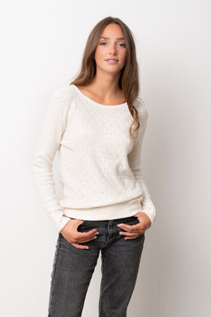 pull féminin coupe droite ajustée, aille en coton ajourée, col rond évasé, manche longue, écru, blanc cassé