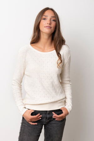 pull féminin coupe droite ajustée, aille en coton ajourée, col rond évasé, manche longue, écru, blanc cassé