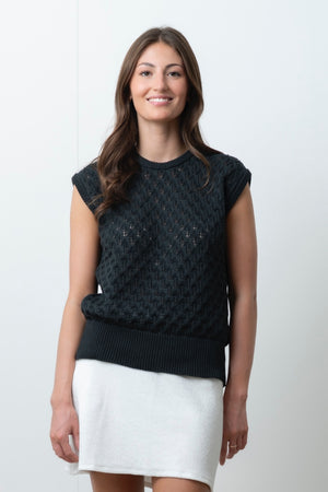 Pull Ingrid noir graphite Suny en coton bio ajouré, porté avec la jupe mini gilda blanc laitage