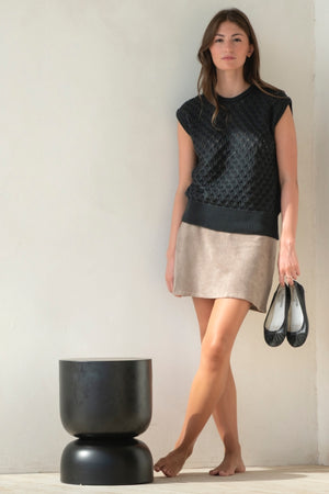 Pull Ingrid noir graphite Suny en coton bio ajouré, porté avec la jupe MINI GILDA taupe