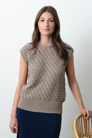 Pull Ingrid taupe Suny en coton bio ajouré, porté par Lou