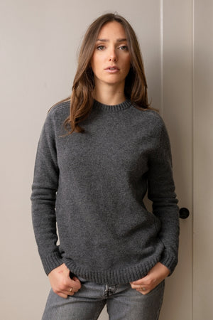 Pull JANE anthracite femme en laine italienne upcyclée porté Suny