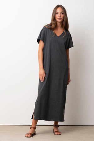 robe longue et fluide en coton upcyclé avec ceinture col V manche courte gris anthracite fendue sur le côté